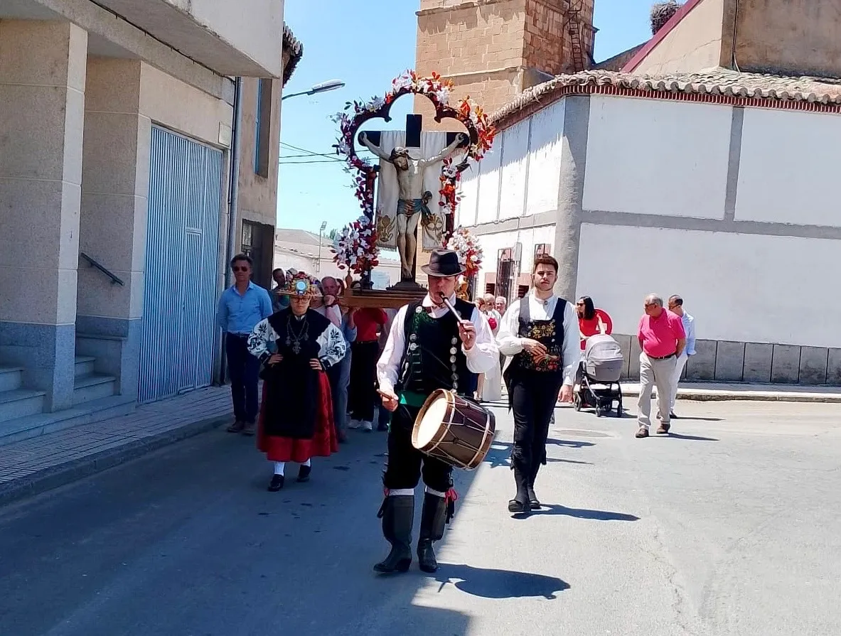Foto 6 - Villoruela cumple su hist&oacute;rica tradici&oacute;n junto al venerado Sant&iacute;simo Cristo de la Esperanza 