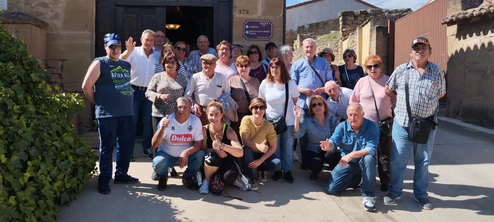 Foto 2 - Una treintena de personas participan en la excursi&oacute;n a La Rioja y Pamplona de la asociaci&oacute;n de mayores San Miguel