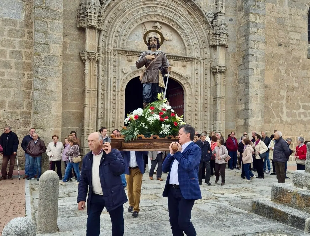 Foto 3 - Agricultores y vecinos de Santiago de la Puebla escoltan a San Isidro en su esperada procesi&oacute;n en tractor 
