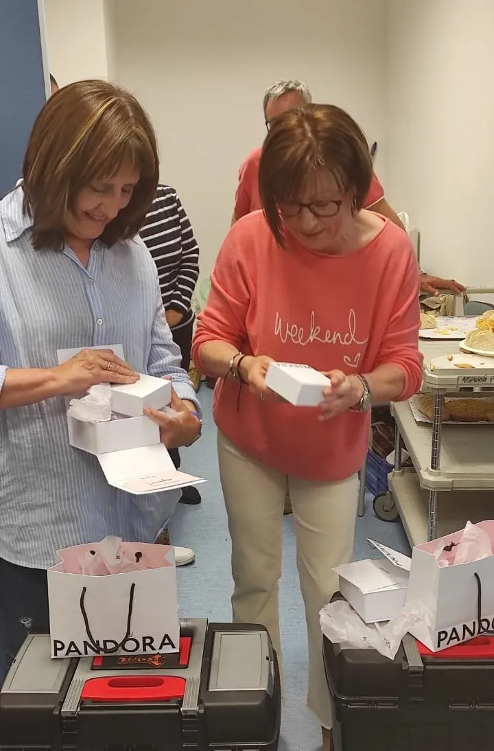 Toñi Gutiérrez y Pilar Peinador celebran la jubilación con sus compañeros