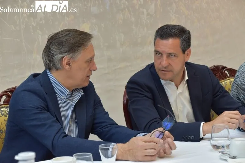 Acto de campaña del PP con el candidato al Parlamento Europeo, Raúl de la Hoz, junto al presidente de los 'populares' en Salamanca, Carlos García Carbayo, entre otros. Foto: Vanesa Martins