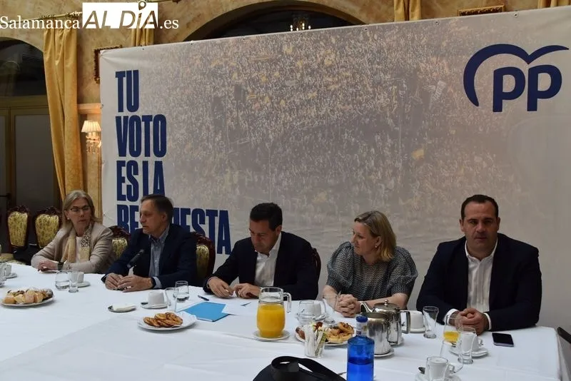 Acto de campaña del PP con el candidato al Parlamento Europeo, Raúl de la Hoz, junto al presidente de los 'populares' en Salamanca, Carlos García Carbayo, entre otros. Foto: Vanesa Martins