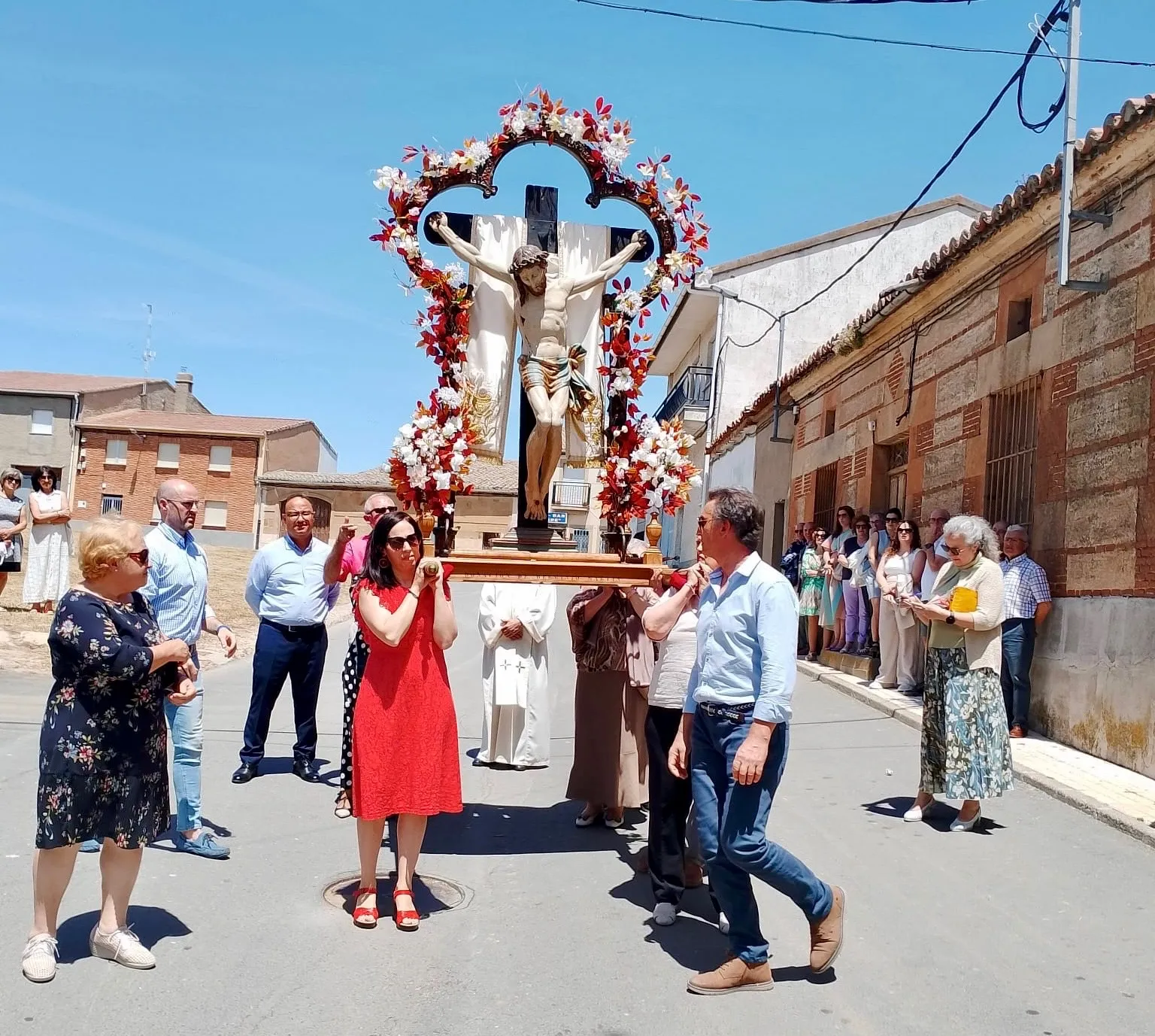 Foto 3 - Villoruela cumple su hist&oacute;rica tradici&oacute;n junto al venerado Sant&iacute;simo Cristo de la Esperanza 