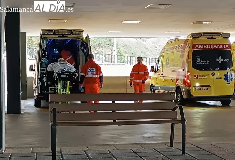 Foto de archivo de sanitarios y ambulancias junto al servicio de Urgencias del Hospital de Salamanca