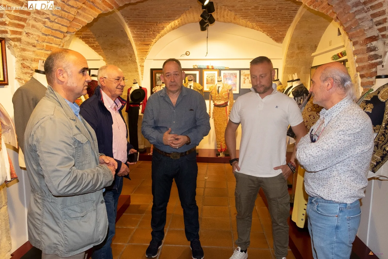 Antonio Frías junto a parte de su nueva junta directiva en el Museo Taurino. | Fotos: Pablo Angular