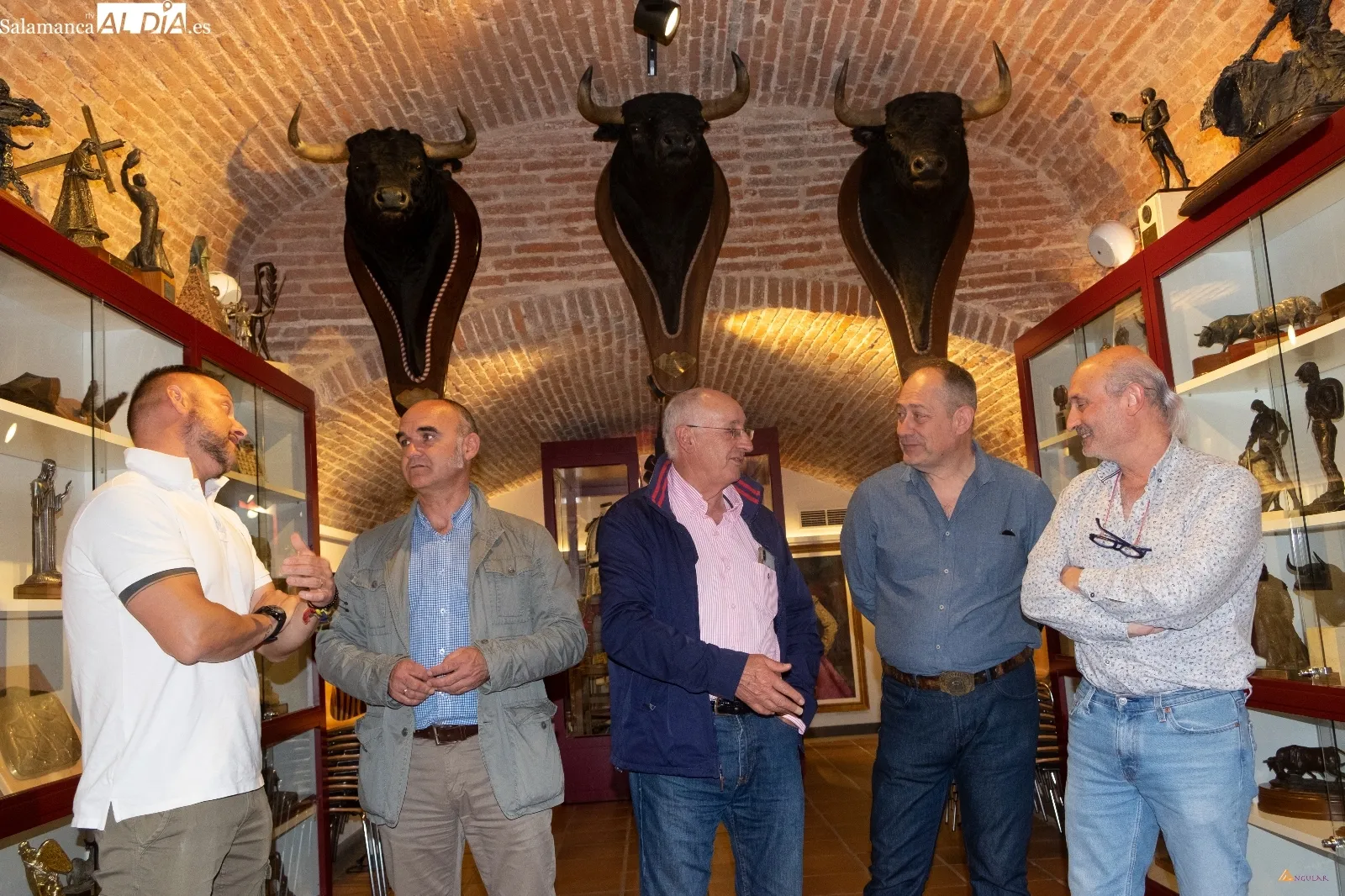 Antonio Frías junto a parte de su nueva junta directiva en el Museo Taurino. | Fotos: Pablo Angular
