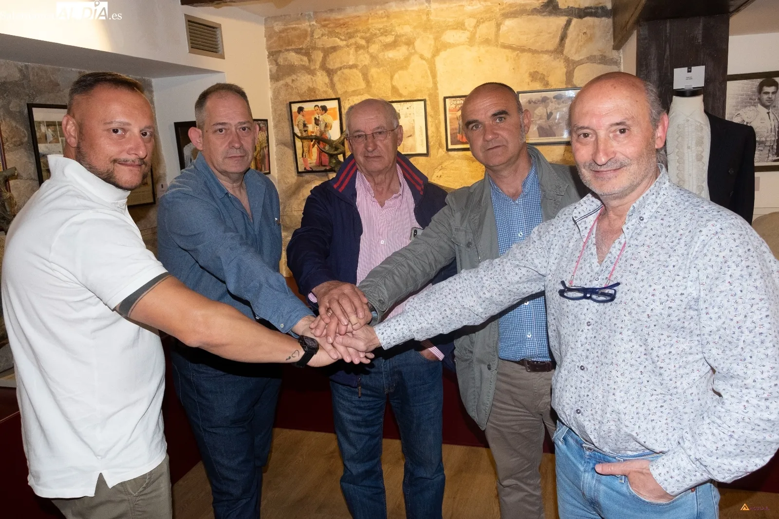 Antonio Frías junto a parte de su nueva junta directiva en el Museo Taurino. | Fotos: Pablo Angular