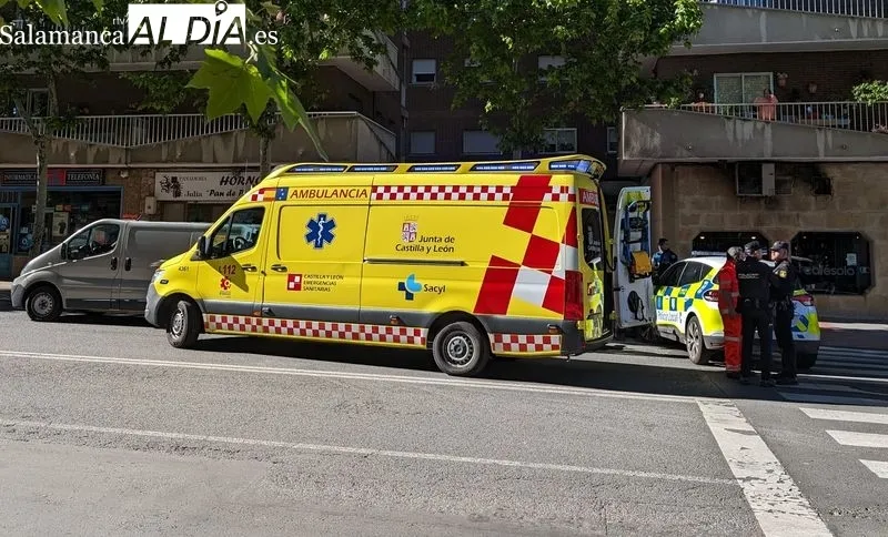 Despliegue de policías y sanitarios en la avenida de Comuneros, con motivo de este atropello mortal. Foto: David Sañudo