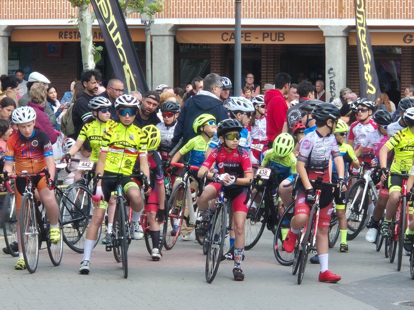 Macotera se transforma en una fiesta deportiva con la III Copa Castilla y León de escuelas ciclistas