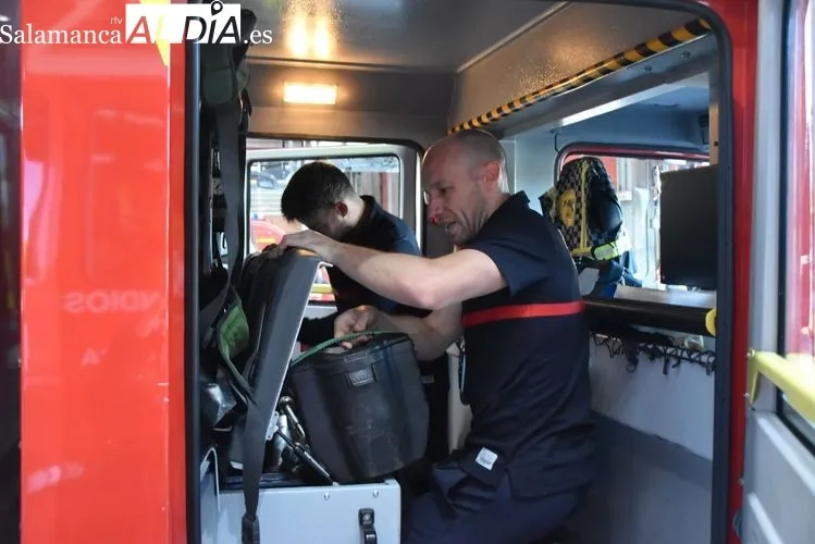 Bomberos en el cambio de turno y revisando los vehículos y materiales | FOTOS: Vanesa Martins 