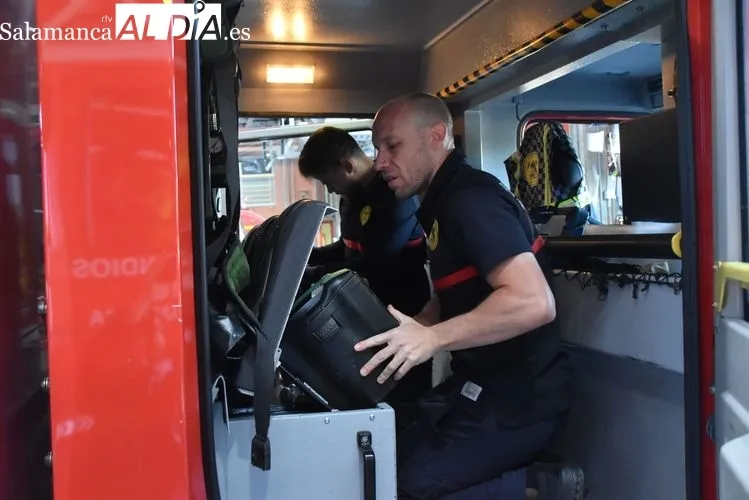 Bomberos en el cambio de turno y revisando los vehículos y materiales | FOTOS: Vanesa Martins 