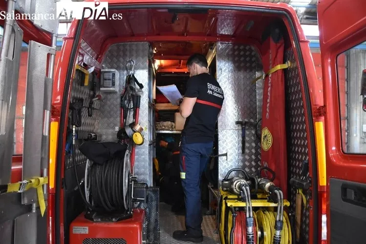 Bomberos en el cambio de turno y revisando los vehículos y materiales | FOTOS: Vanesa Martins 