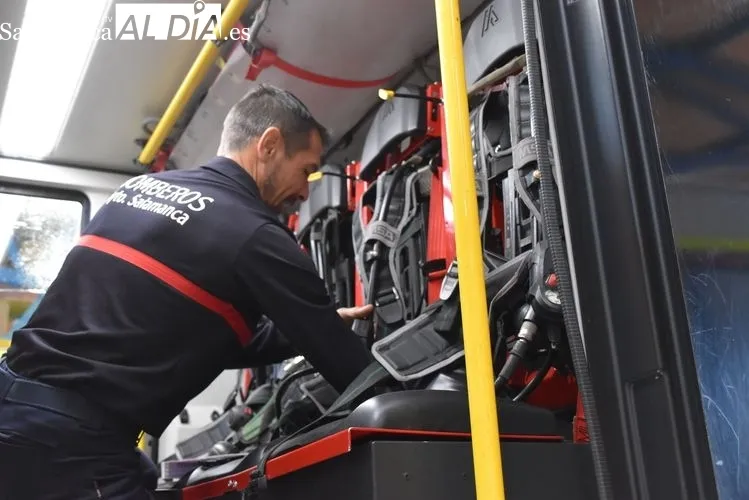 Bomberos en el cambio de turno y revisando los vehículos y materiales | FOTOS: Vanesa Martins 