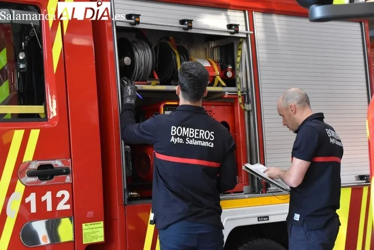 Bomberos en el cambio de turno y revisando los vehículos y materiales | FOTOS: Vanesa Martins 