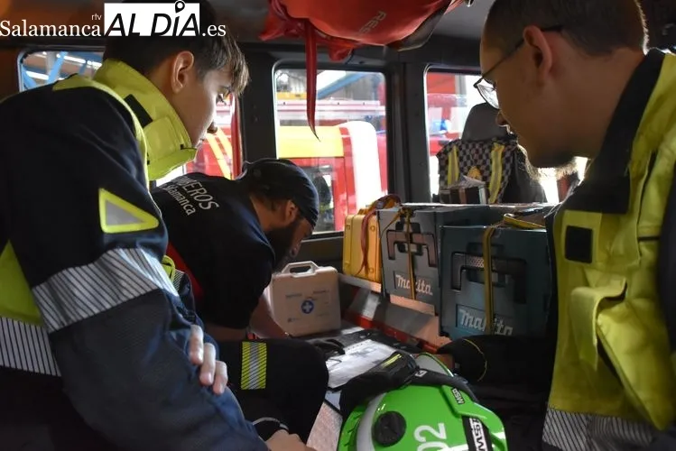 Bomberos en el cambio de turno y revisando los vehículos y materiales | FOTOS: Vanesa Martins 