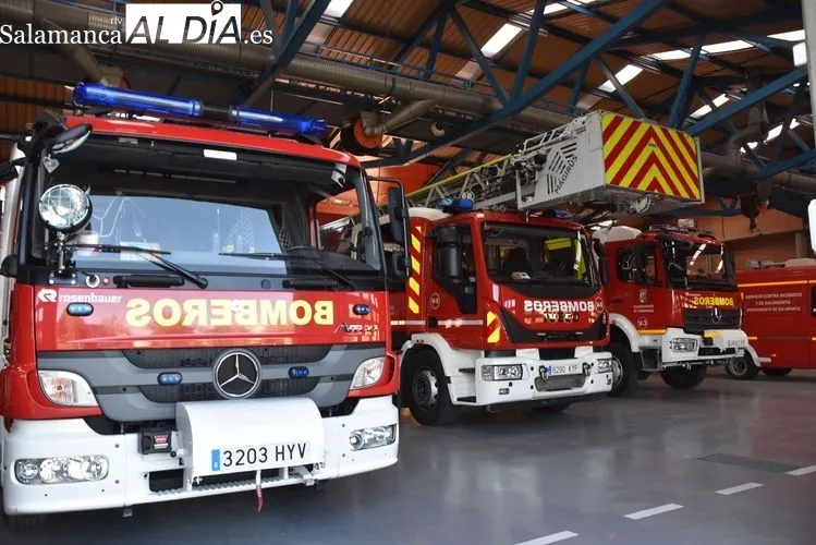 Bomberos en el cambio de turno y revisando los vehículos y materiales | FOTOS: Vanesa Martins 