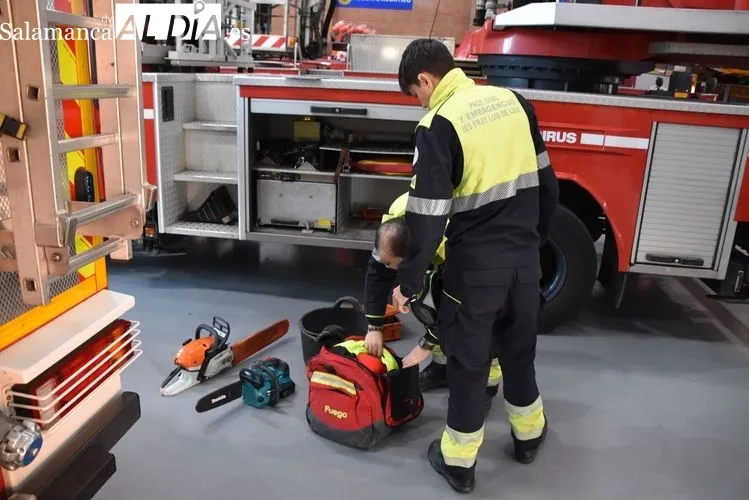 Bomberos en el cambio de turno y revisando los vehículos y materiales | FOTOS: Vanesa Martins 