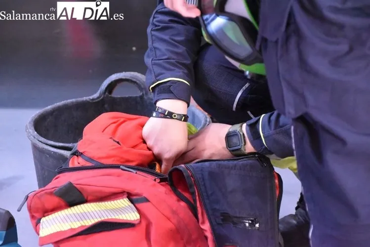 Bomberos en el cambio de turno y revisando los vehículos y materiales | FOTOS: Vanesa Martins 