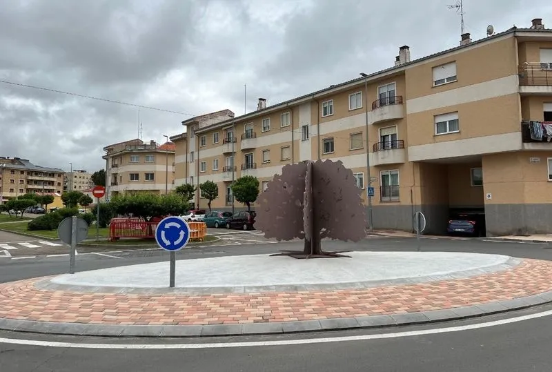 El Ayuntamiento de Carbajosa ha instalado un ‘Carbajo’ como decoración de la rotonda de acceso al casco urbano entre las calles Arroyo y Carpihuelo