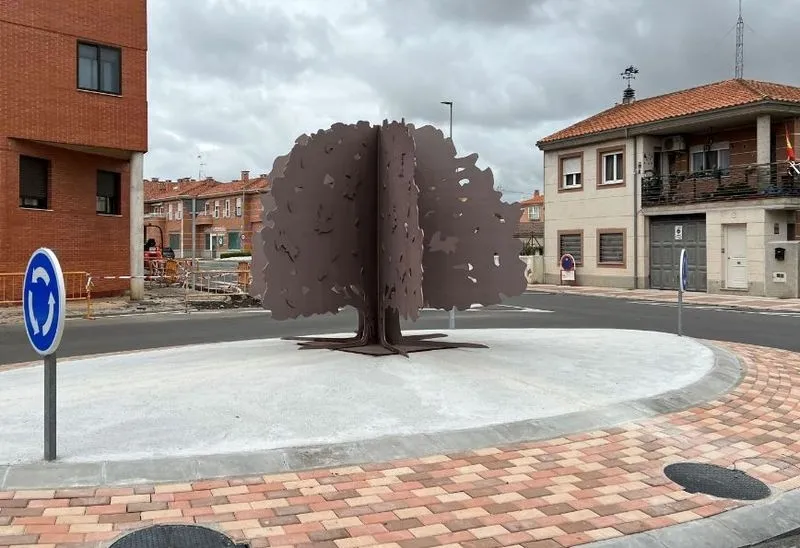 El Ayuntamiento de Carbajosa ha instalado un ‘Carbajo’ como decoración de la rotonda de acceso al casco urbano entre las calles Arroyo y Carpihuelo