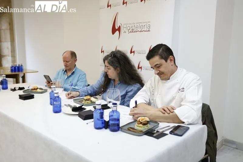 Presentación ante el jurado de expertos de las creaciones de los participantes la III Edición del Concurso 'Entre Panes'. Foto de David Sañudo