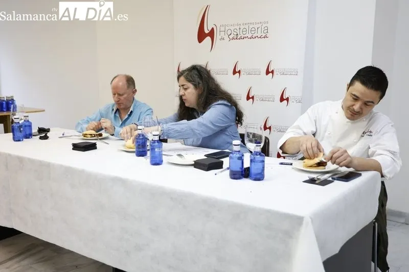 Presentación ante el jurado de expertos de las creaciones de los participantes la III Edición del Concurso 'Entre Panes'. Foto de David Sañudo