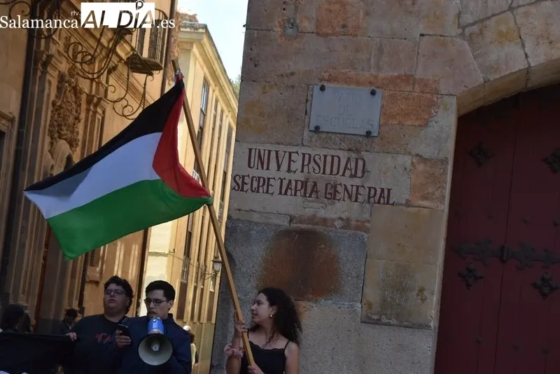 Manifestación de estudiantes a favor de Palestina en el Patio de Escuelas de la USAL. Foto: Vanesa Martins