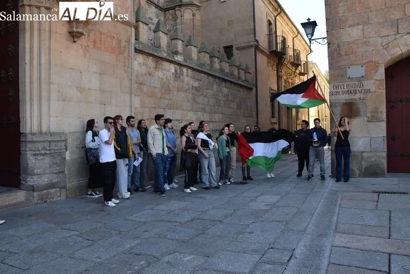 Manifestación de estudiantes a favor de Palestina en el Patio de Escuelas de la USAL. Foto: Vanesa Martins