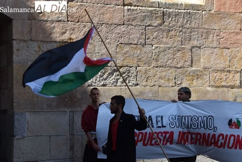 Manifestación de estudiantes a favor de Palestina en el Patio de Escuelas de la USAL. Foto: Vanesa Martins