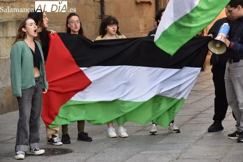 Manifestación de estudiantes a favor de Palestina en el Patio de Escuelas de la USAL. Foto: Vanesa Martins