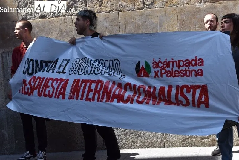 Manifestación de estudiantes a favor de Palestina en el Patio de Escuelas de la USAL. Foto: Vanesa Martins