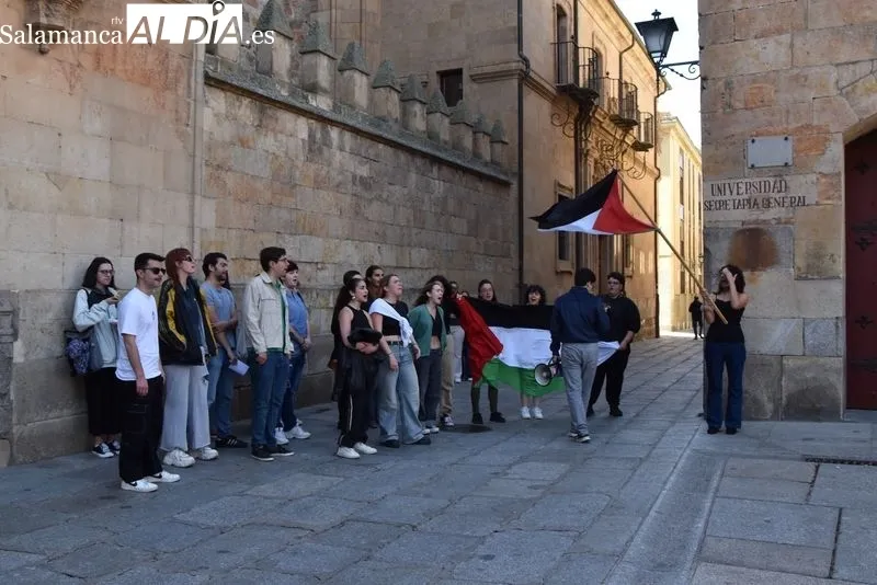 Manifestación de estudiantes a favor de Palestina en el Patio de Escuelas de la USAL. Foto: Vanesa Martins