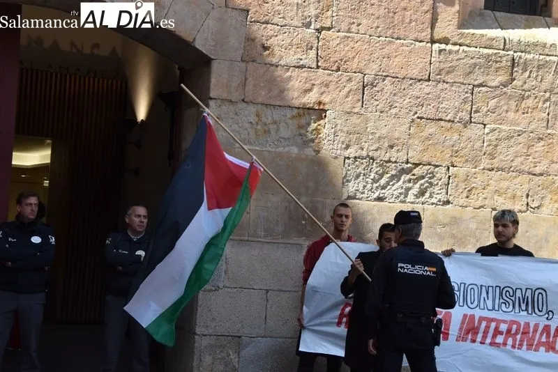 Manifestación de estudiantes a favor de Palestina en el Patio de Escuelas de la USAL. Foto: Vanesa Martins