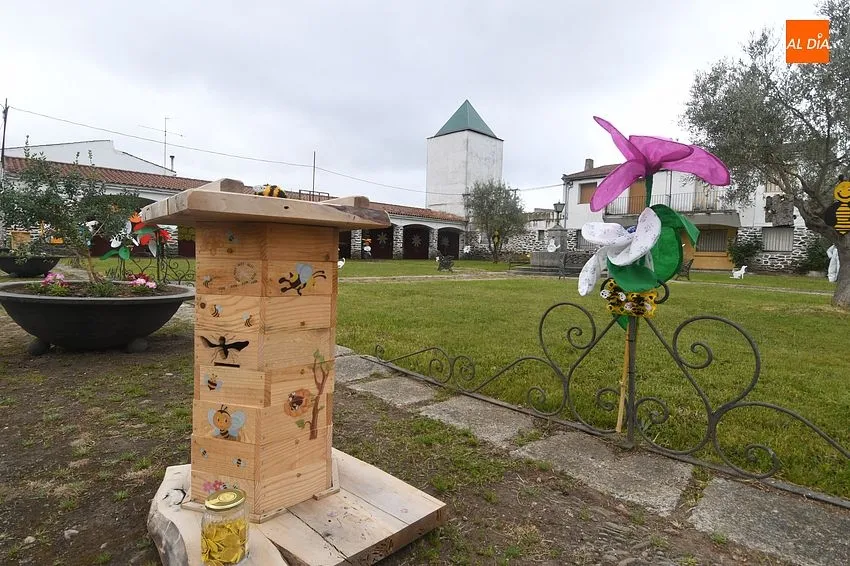 Foto 4 - Las abejas protagonizan la decoraci&oacute;n primaveral del Arrabal de San Sebasti&aacute;n