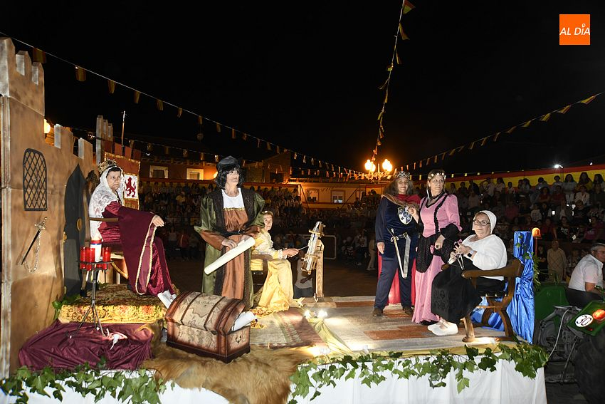 Gran participación en el desfile de carrozas que abre El Corpus Christi en La Fuente de San Esteban