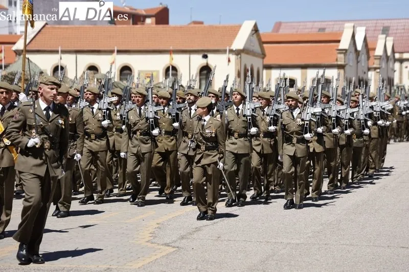 Desfile en el cuartel General Arroquia con motivo de la festividad de San Fernando, patrón del Arma de Ingenieros. Foto: David Sañudo