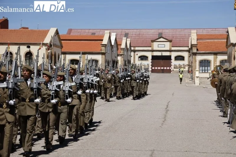 Desfile en el cuartel General Arroquia con motivo de la festividad de San Fernando, patrón del Arma de Ingenieros. Foto: David Sañudo