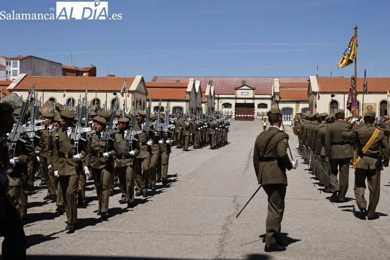 Desfile en el cuartel General Arroquia con motivo de la festividad de San Fernando, patrón del Arma de Ingenieros. Foto: David Sañudo