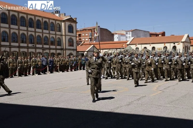 Desfile en el cuartel General Arroquia con motivo de la festividad de San Fernando, patrón del Arma de Ingenieros. Foto: David Sañudo