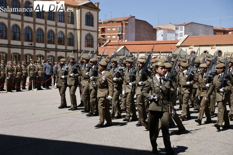 Desfile en el cuartel General Arroquia con motivo de la festividad de San Fernando, patrón del Arma de Ingenieros. Foto: David Sañudo