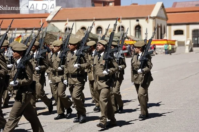 Desfile en el cuartel General Arroquia con motivo de la festividad de San Fernando, patrón del Arma de Ingenieros. Foto: David Sañudo