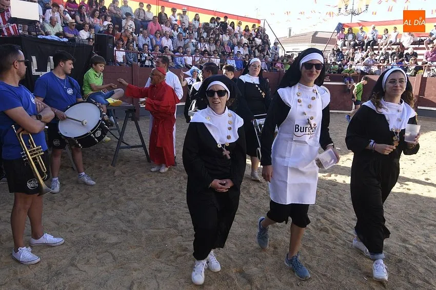 Peñas en el desfile de disfraces/ Fotos: Adrián M.Pastor