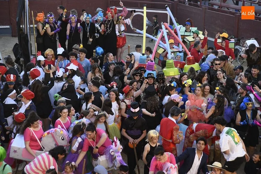 Peñas en el desfile de disfraces/ Fotos: Adrián M.Pastor