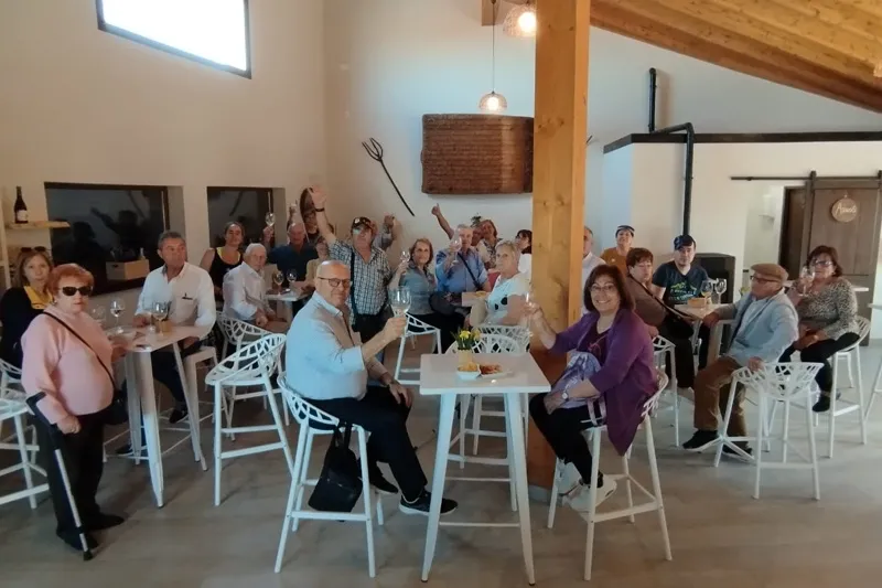 Foto 3 - Una treintena de personas participan en la excursi&oacute;n a La Rioja y Pamplona de la asociaci&oacute;n de mayores San Miguel