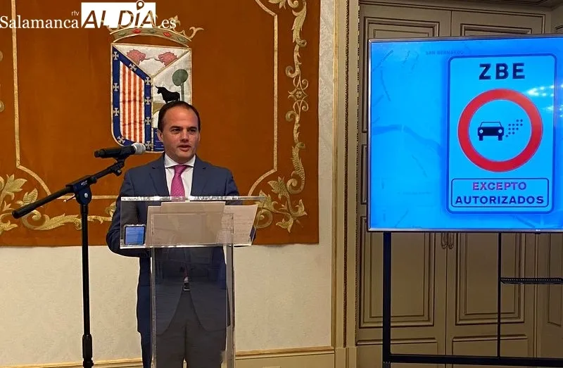 Rueda de prensa del concejal de Tráfico, Ángel Molina, en el Ayuntamiento de Salamanca. Foto: Vanesa Martins