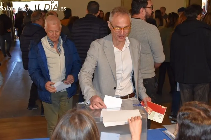 El anterior rector de la USAL, Ricardo Rivero, entregando su voto. Foto de Vanesa Martins