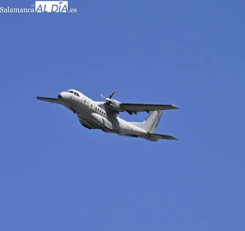 Avión sobre las Pistas del Helmántico durante el entrenamiento del Salamanca UDS