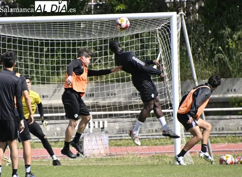 Entrenamiento del Salamanca UDS en las Pistas del Helmántico