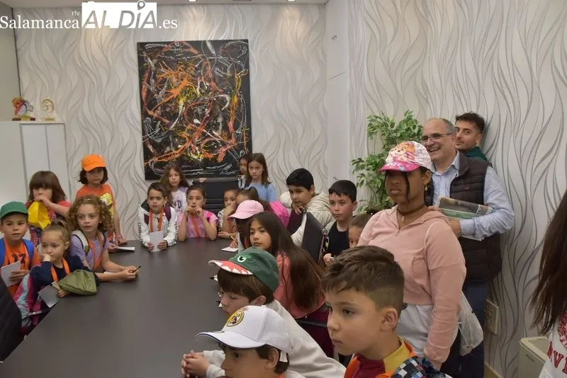 Escolares de Primaria e Infantil del CEIP Miguel de Cervantes, de Guijuelo, visitan la Redacción de SALAMANCA AL DÍA. Foto: Vanesa Martins