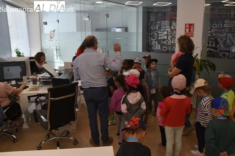 Escolares de Primaria e Infantil del CEIP Miguel de Cervantes, de Guijuelo, visitan la Redacción de SALAMANCA AL DÍA. Foto: Vanesa Martins